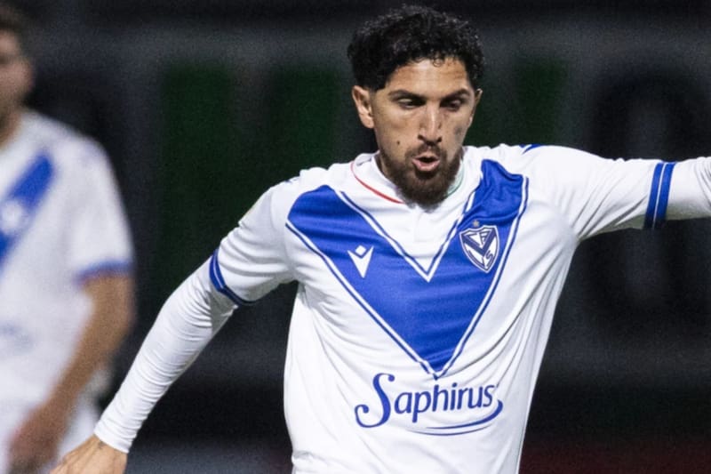 El volante chileno interesa en Colo Colo. Foto: @velez