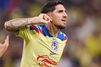 A Diego Valdés le lanzaron de todo en clásico mexicano: así respondió y se convirtió en viral