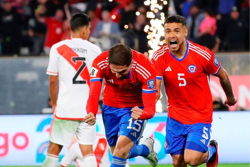 celebrando un gol con La Roja. Foto: Agencia Aton.
