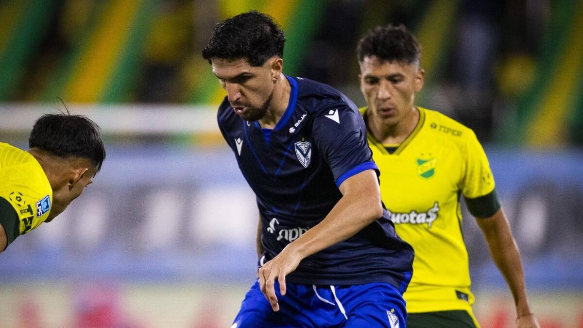 Emiliano Amor lesiona a Diego Valdés en su mejor momento y el DT de Vélez lo lamenta: “Hay pocos como él en Argentina”