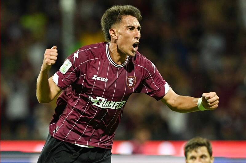 Diego Valencia celebrando su único gol oficial con el Salernitana.