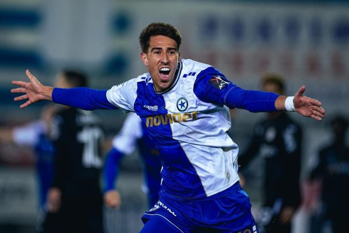 Diego Valencia jugando en el Atromitos de Grecia.