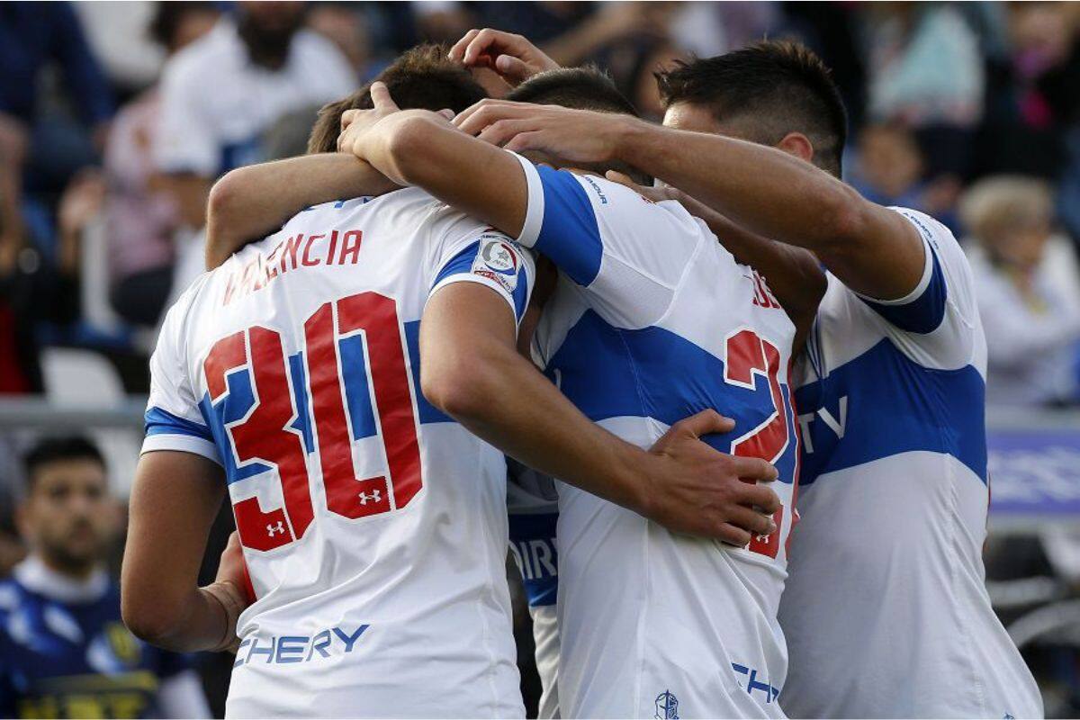 con el plantel de la UC en 2019.