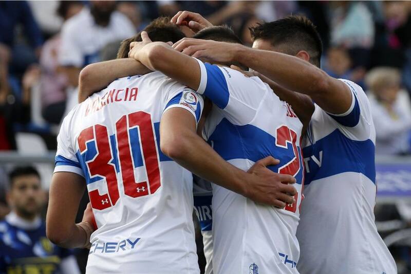 con el plantel de la UC en 2019.