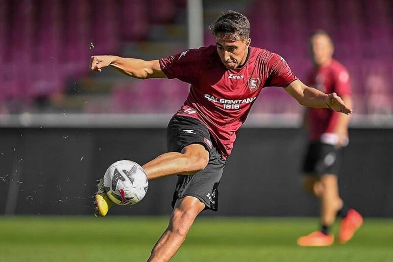 golpeando el balón en entrenamiento de Salernitana.