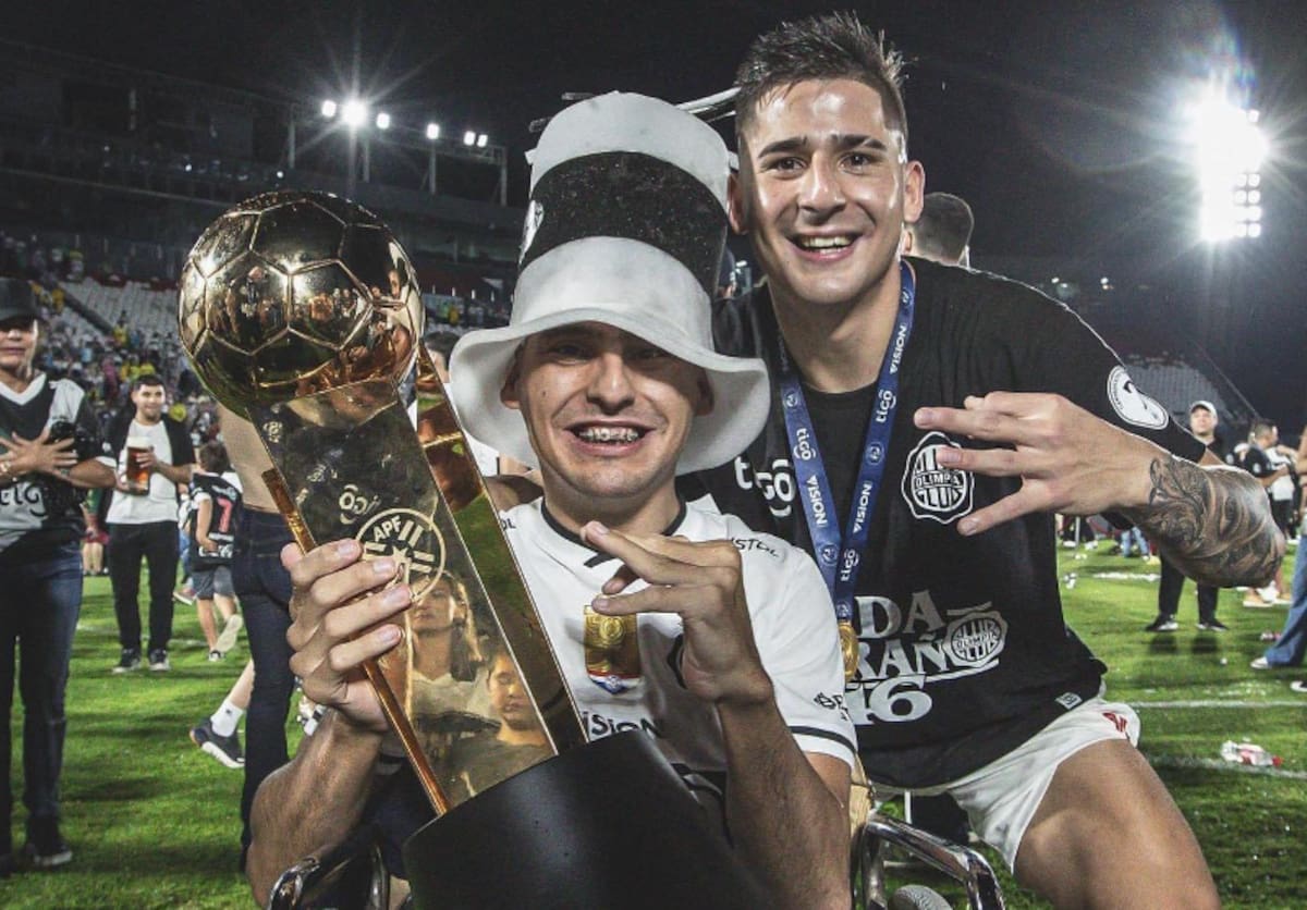 Diego y Guillermo Paiva celebrando el título de Olimpia en 2022
