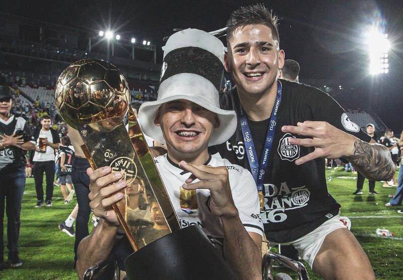 Diego y Guillermo Paiva celebrando el título de Olimpia en 2022