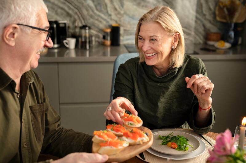 Descubre qué alimentos no pueden faltar en tu dieta después de los 60 años.
