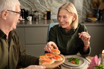Estos son los cinco tipos de alimentos que no pueden faltar en tu dieta después de los 60 años