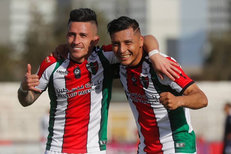 El delantero Bryan Carrasco junto al lateral Dilan Zúñiga en la goleada de Palestino sobre Universidad Católica (Foto: Agencia Aton)
