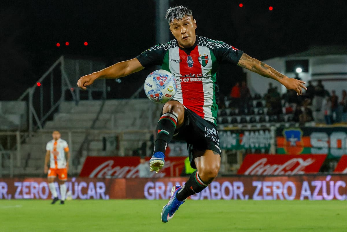 El lateral recordó la importancia de Gonzalo Fierro en su carrera. Foto: Aton.