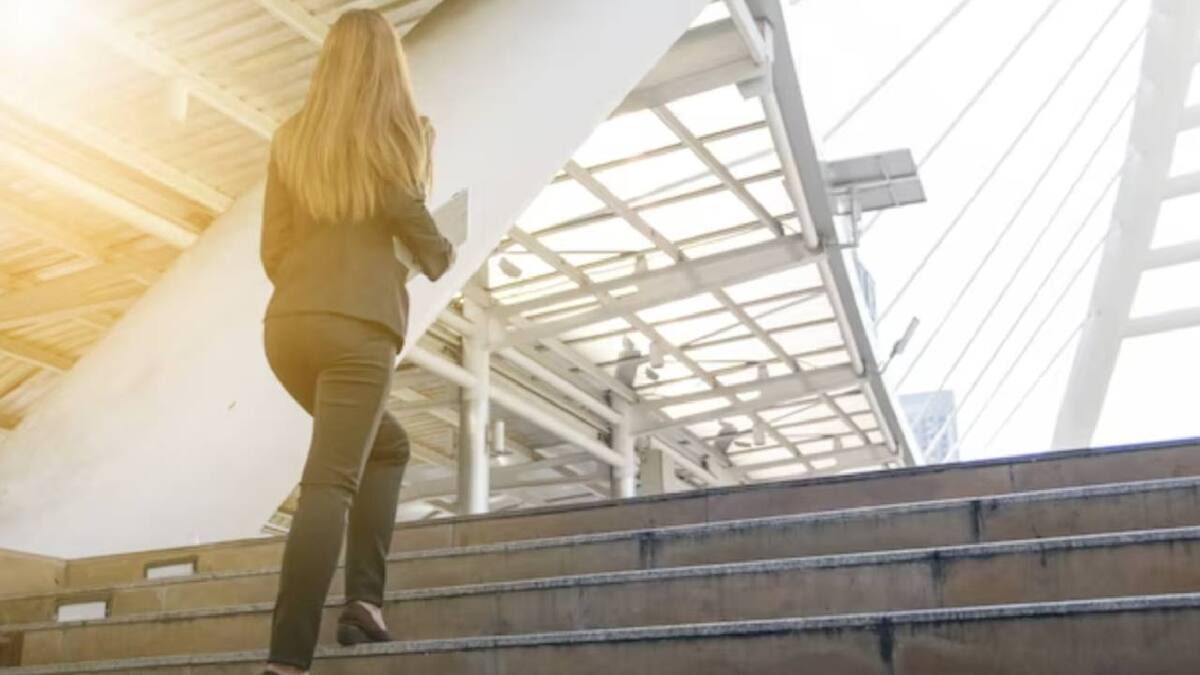 Subir escaleras es una de las cosas que puedes hacer y te ayudarán mucho para tener más actividad física. (Foto: Freepik).