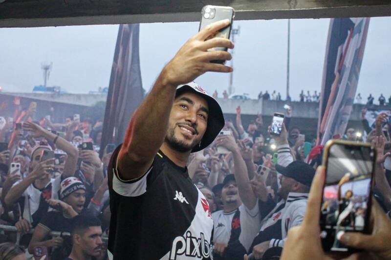 Dimitri Payet será compañero de Gary Medel en el fútbol brasileño.