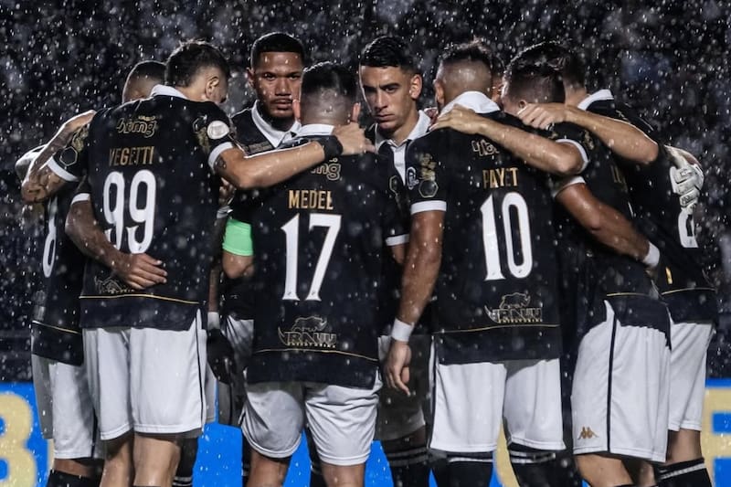 en Vasco da Gama con Gary Medel.