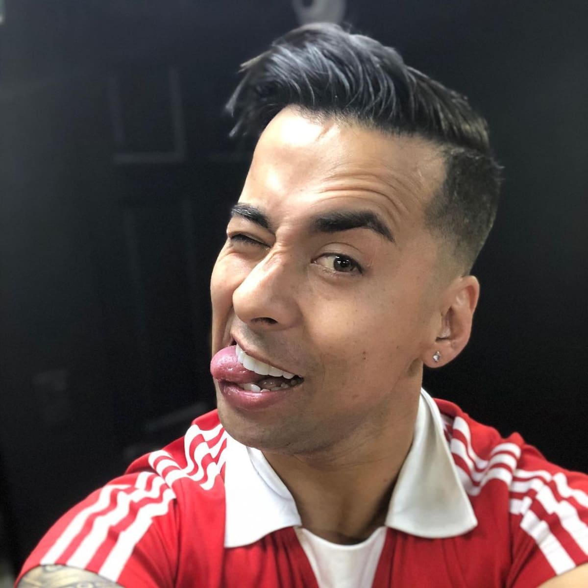 Dino Inostroza es un chico reality conocido por su controversial participación en "Resistiré", donde fue expulsado debido a agredir a una de sus compañeras.