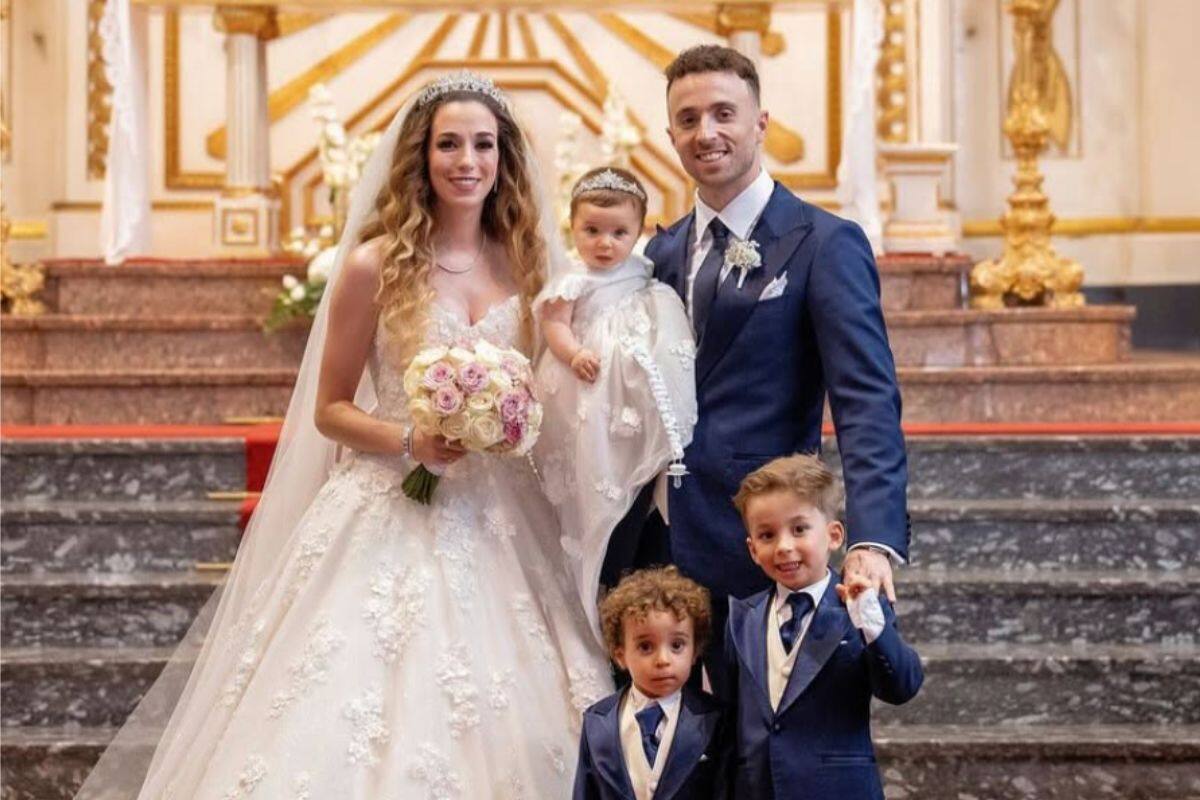 junto a su esposa e hijos.