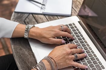 Diplomado gratuito para mujeres: Revisa los requisitos para mejorar tus competencias digitales