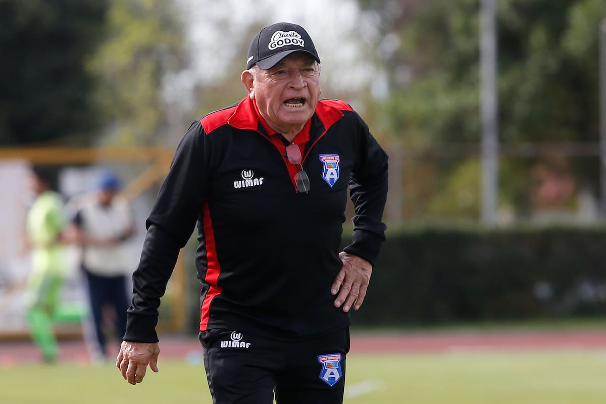 Con 76 años a cuestas y la pasión intacta, Hernán Clavo Godoy dirigió San Marcos de Arica.