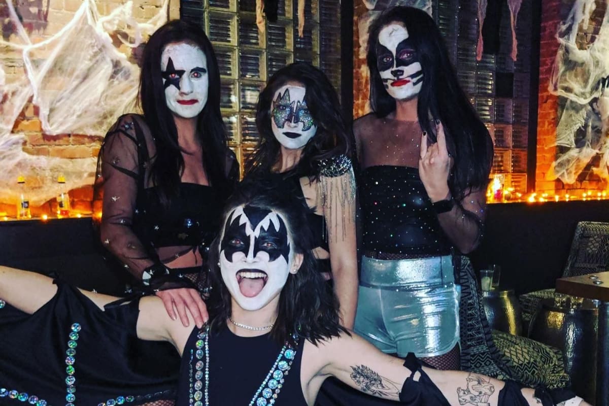 El look icónico de la banda es un atuendo perfecto para festejar Halloween en grupo. Créditos: Pinterest.