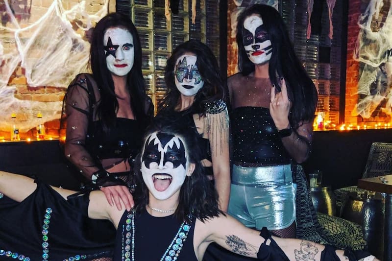 El look icónico de la banda es un atuendo perfecto para festejar Halloween en grupo. Créditos: Pinterest.