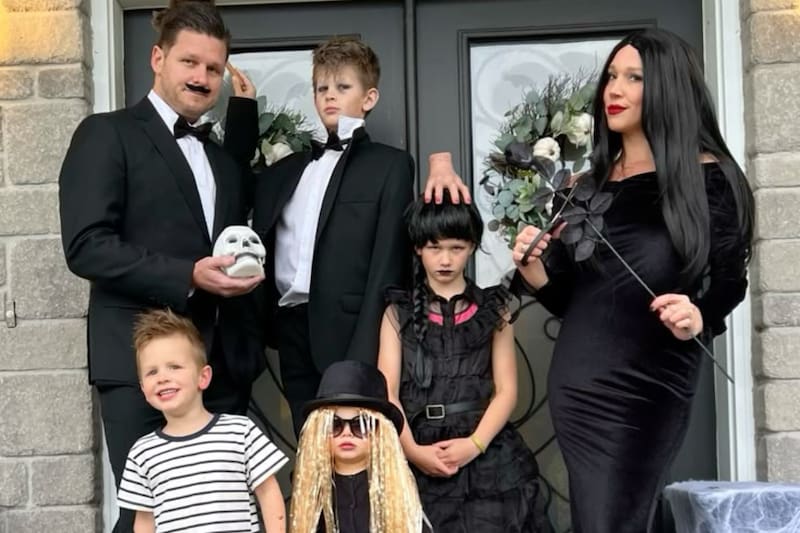 La icónica familia de Merlina es un disfraz rápido y sencillo para recrear en Halloween. Créditos: Pinterest.