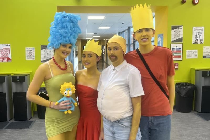 Con tu familia o amigos pueden recrear a los icónicos personajes de la serie este Halloween. Créditos: Pinterest.
