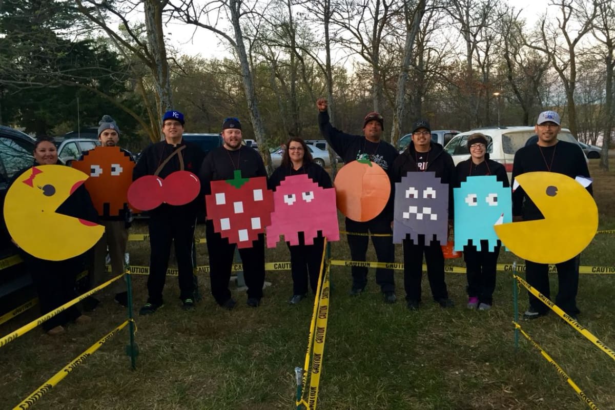 Tú y tus amigos pueden lucirse recreando el popular juego de arcade este Halloween. Créditos: Pinterest.