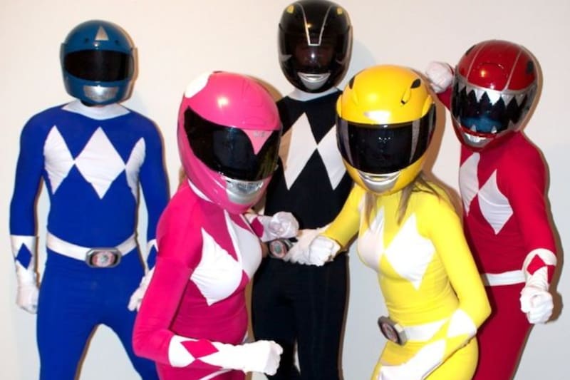 El escuadrón que combate el crimen es una excelente idea de disfraz en grupo que puedes recrear en casa con tus amigos. Créditos: Pinterest.