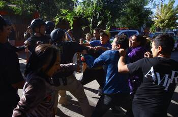 VIDEO | Atacan a alcalde Rodolfo Carter durante desalojo de toma en La Florida