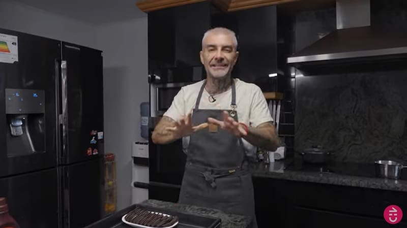 DJ Méndez en su lujosa cocina. Créditos: Pantallazo CHV
