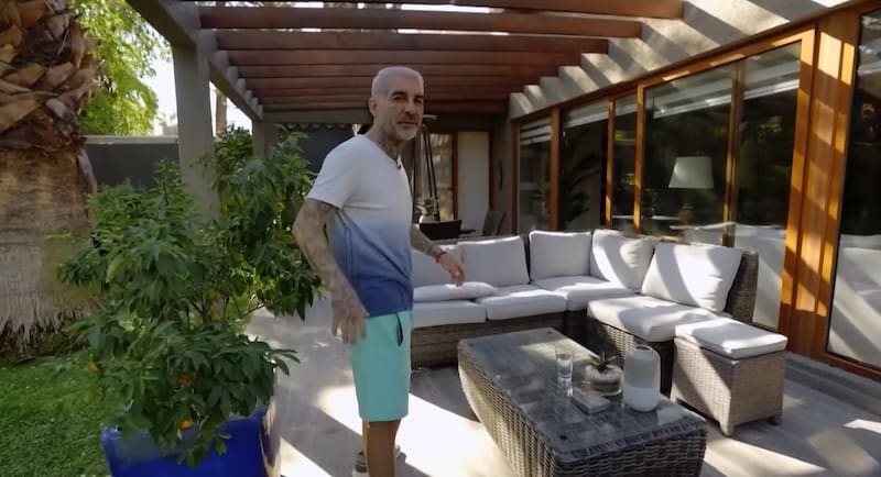 DJ Méndez mostrando su terraza. Créditos: Pantallazo CHV