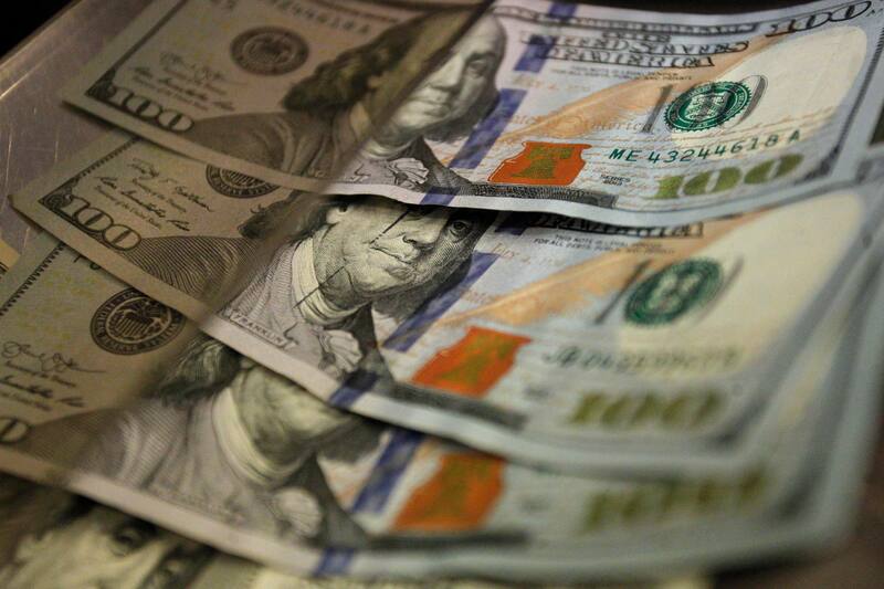 Revisa el valor del dólar en Chile. Créditos: ATON (imagen referencial).
