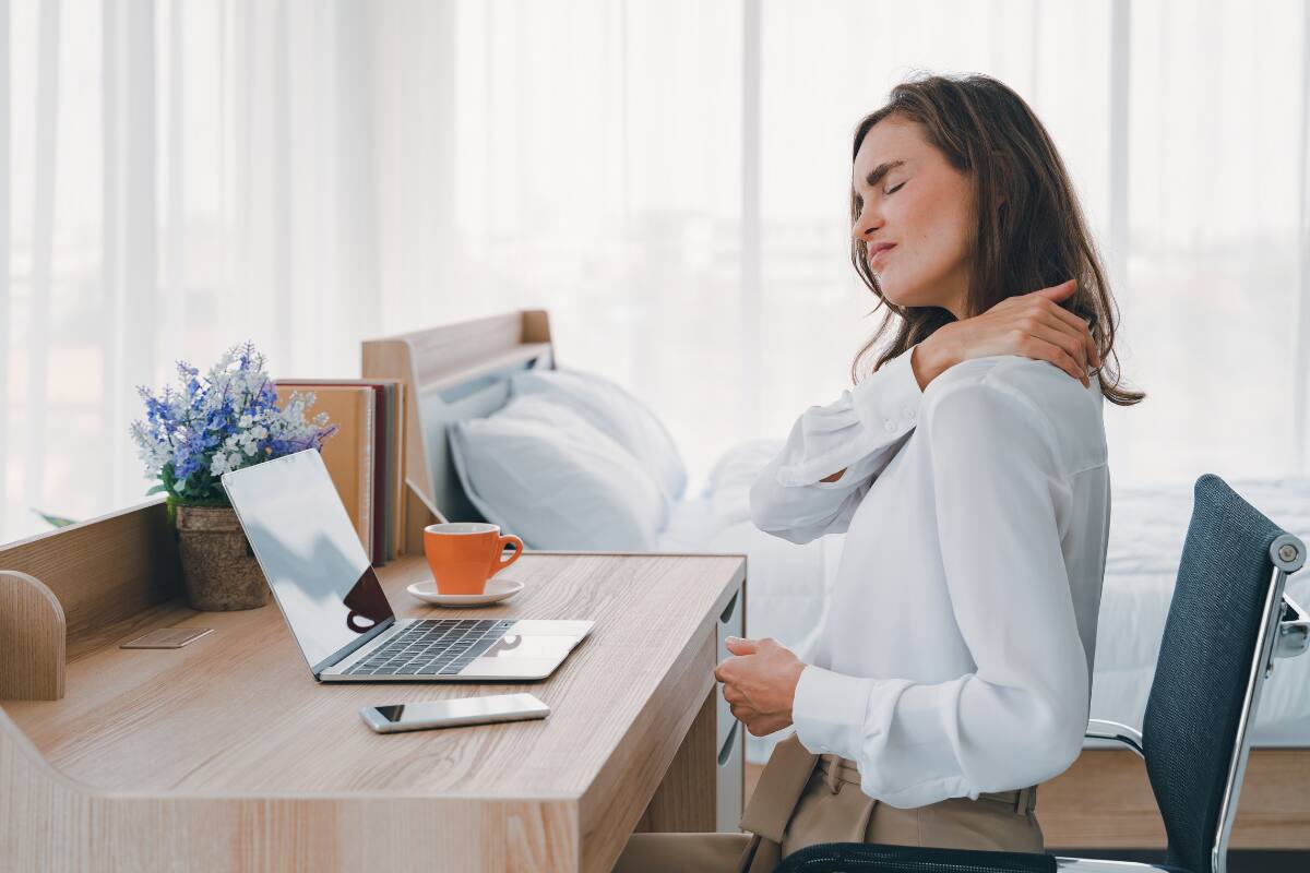 Este puede ser provocado por una mala postura, estrés, mucho tiempo en pantalla, entre otros.