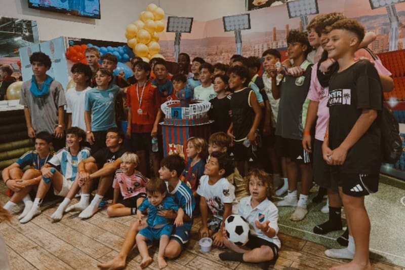 asistió con la camiseta de Colo Colo al cumpleaños del hijo de Lionel Messi. Foto: Instagram Florencia Pouso.