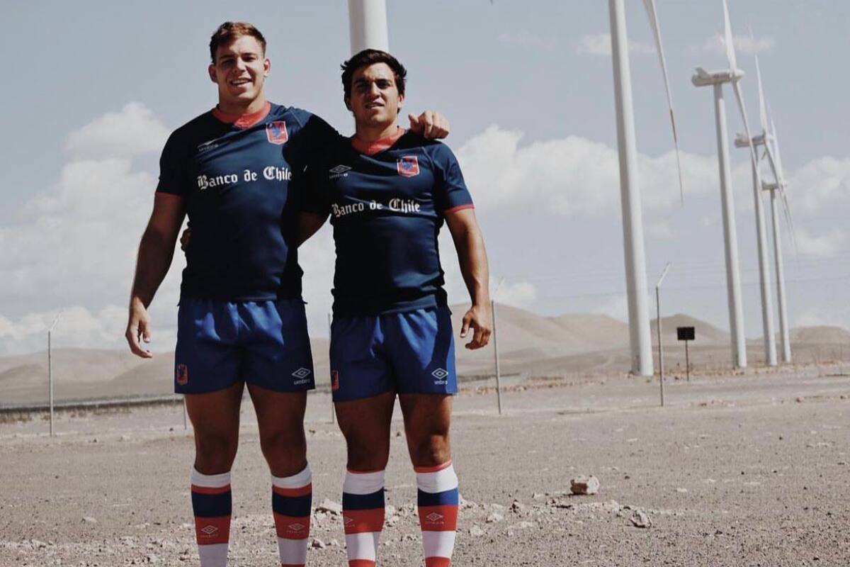 Domingo Saavedra posando junto a Marcelo Torrealba con el uniforme de color azul de Los Cóndores en el norte de Chile. (Foto: @domingosaavedra_)