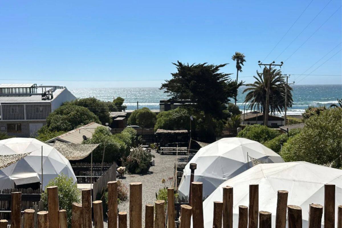 Están ubicados frente al mar y a pasos del centro de la comuna de Matanzas.
Créditos: Domos de Matanzas.