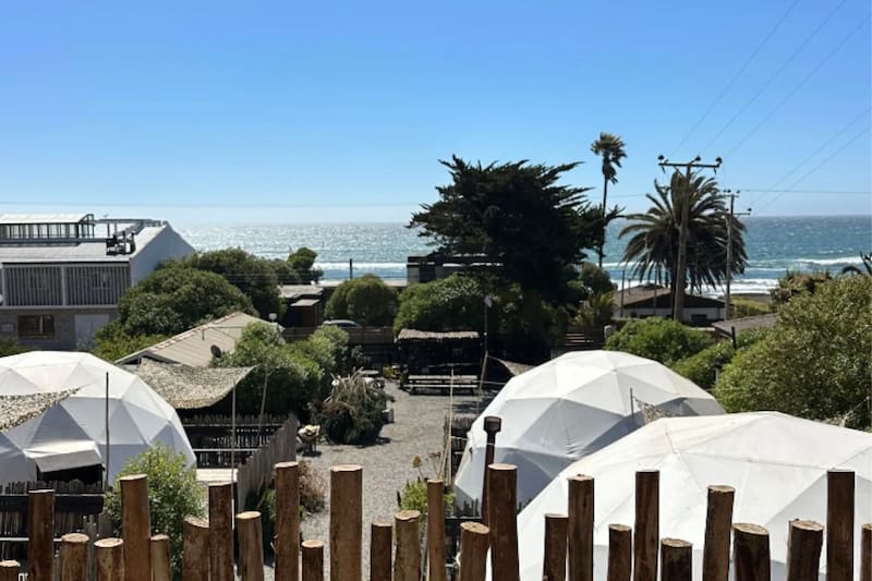 Están ubicados frente al mar y a pasos del centro de la comuna de Matanzas.
Créditos: Domos de Matanzas.