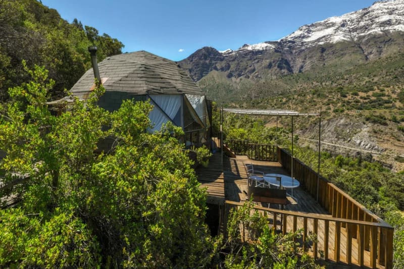 Son ideales para visitar con la familia, amigos o pareja, en un entorno lleno de naturaleza.
Créditos: Domos del Maipo.