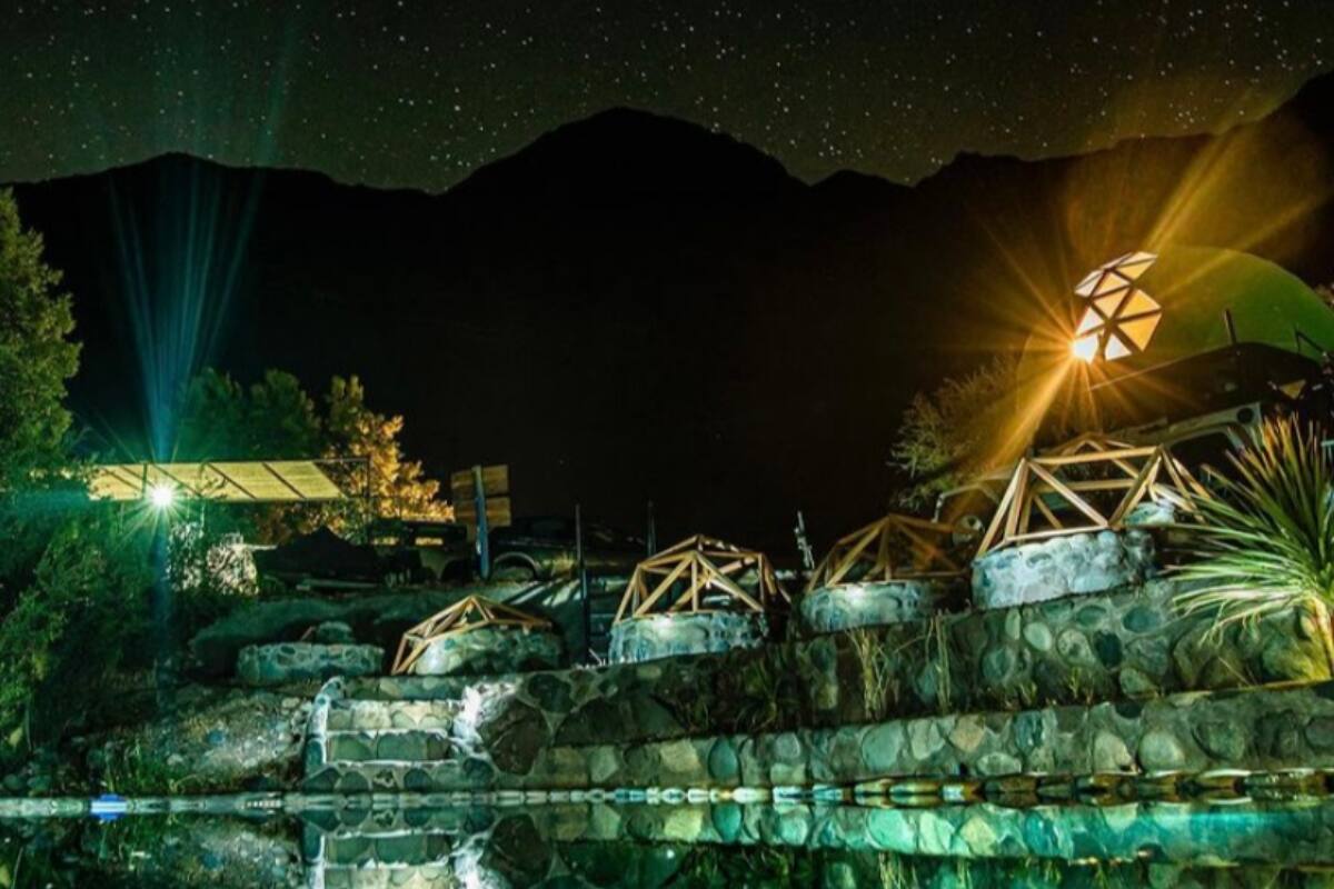 El recinto ofrece cómodos espacios para alojar en medio de la naturaleza, en el Cajón del Maipo. Créditos: Google Maps.