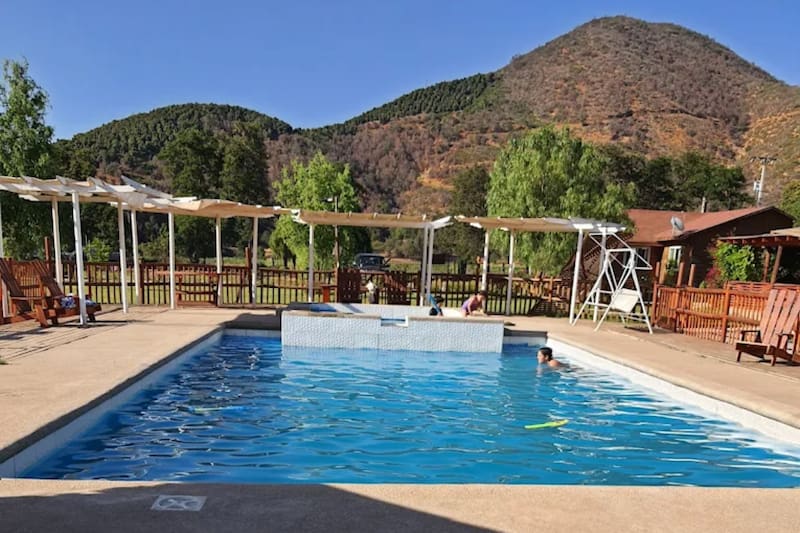 El recinto cuenta además con zonas de juegos para niños, estacionamientos y piscinas para refrescarse durante el verano. Créditos: Google Maps.