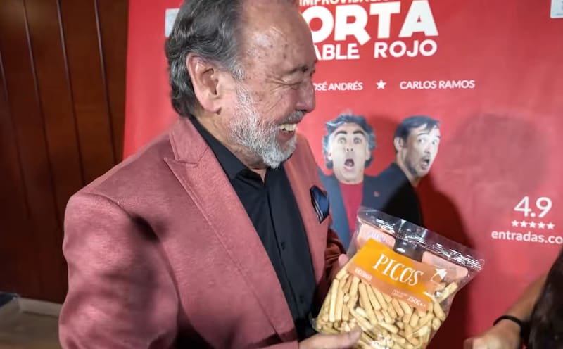 El pícaro regalo que le dieron al chileno en España.
