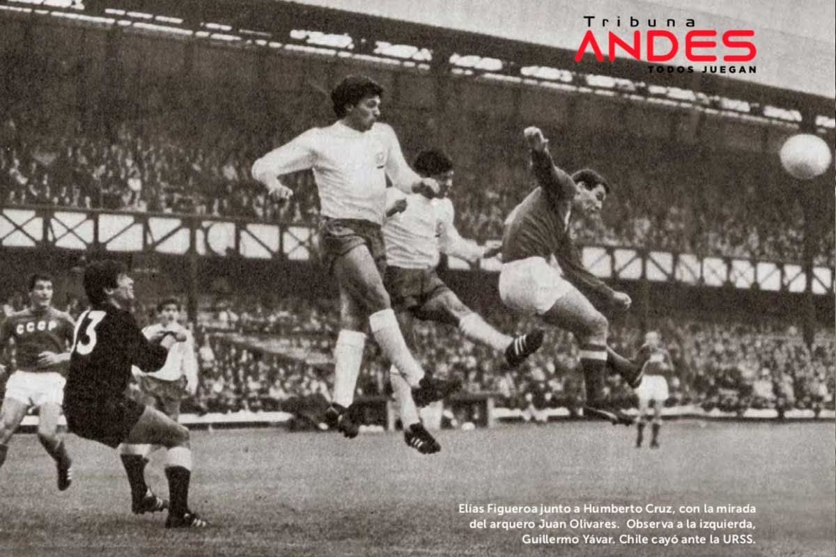 Lo observa el portero Juan Olivares, quien jugó ese mundial lesionado.