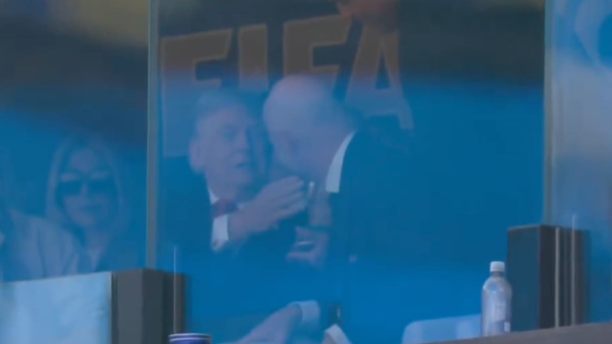 VIDEO | Se llenó de críticas: Donald Trump rompió todo protocolo y tocó la Copa del Mundo