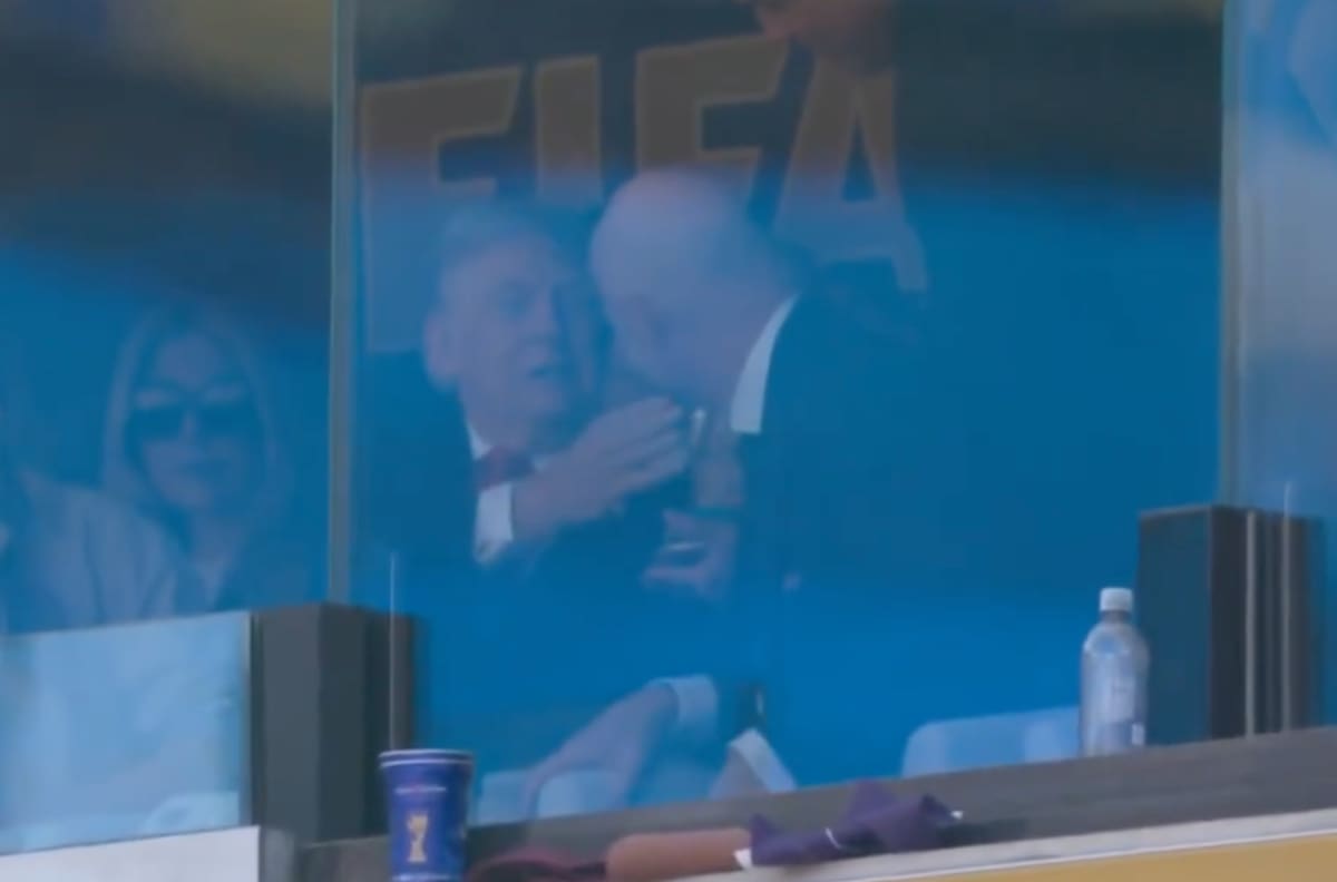 VIDEO | Se llenó de críticas: Donald Trump tocó la Copa del Mundo en medio del partido entre Argentina y España