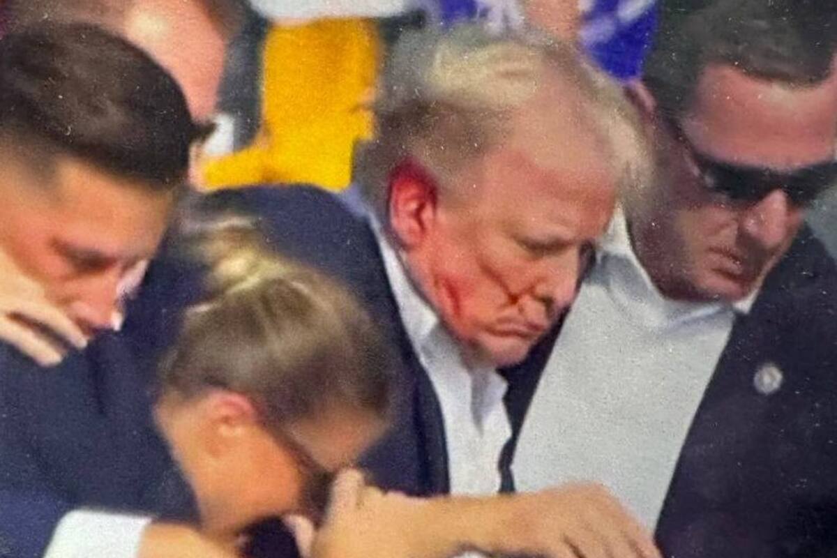 Tras el incidente, Trump fue sacado rápidamente del lugar por su equipo de seguridad. En el lugar murieron dos personas.