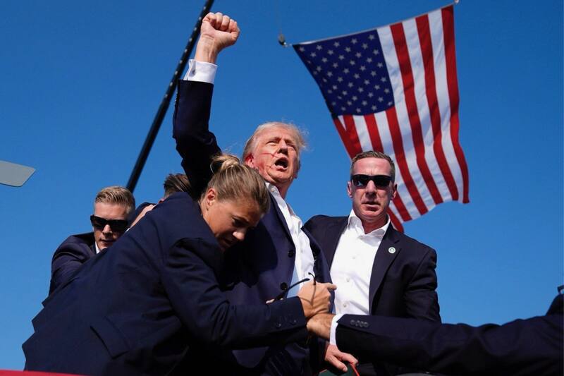 Tras el incidente, Trump fue sacado rápidamente del lugar por su equipo de seguridad.