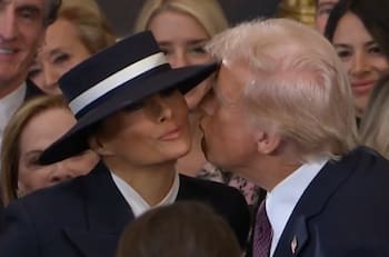 El incómodo intento de beso de Donald Trump a Melania durante su investidura