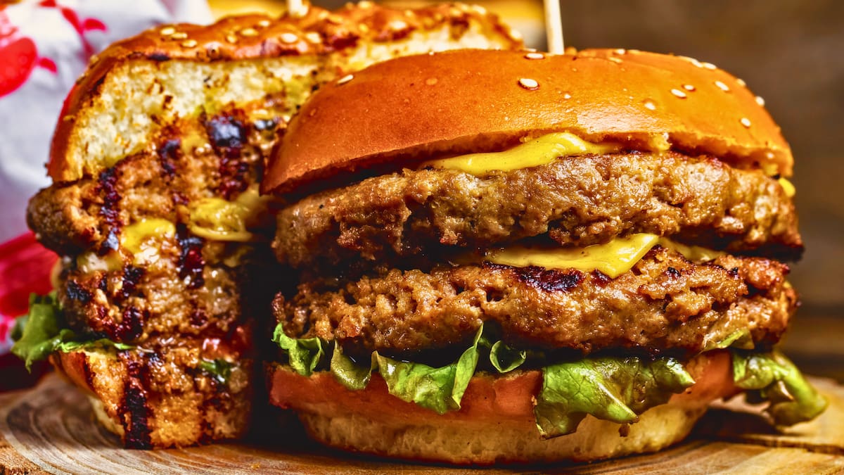 Parrilladas premium y hamburguesas de casi un kilo: la picada escondida en San Joaquín que conquista por su precio
