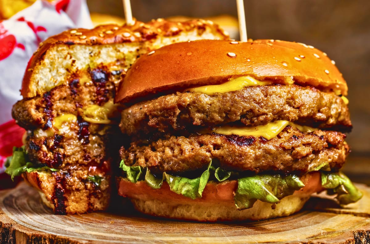 Parrilladas premium y hamburguesas de casi un kilo: la picada escondida en San Joaquín que conquista por su precio