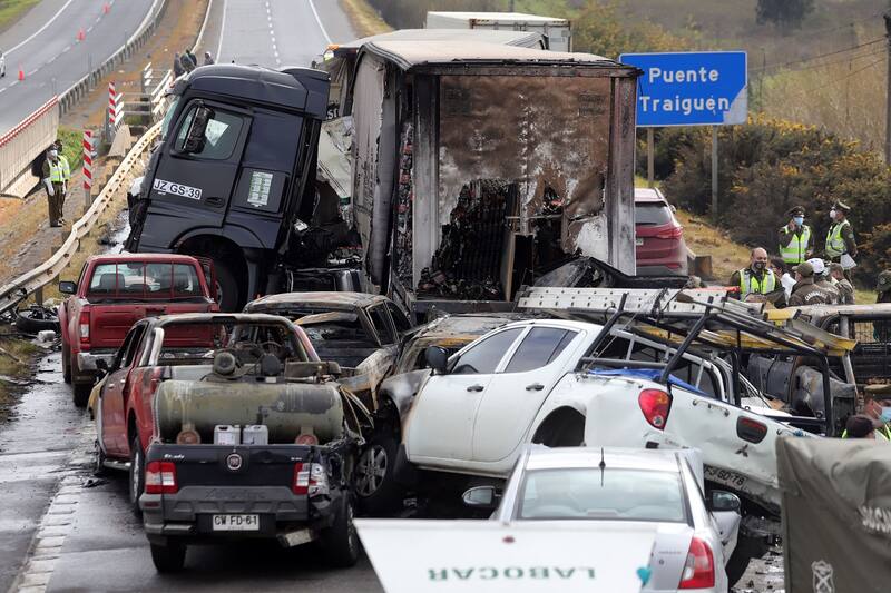 Victoria, 9 de octubre de 202
Al menos dos personas fallecidas en un grave accidente múltiple en la Ruta 5 Sur, a la altura de Inspector Fernandez, en Victoria, Region de La Araucania. Los primeros antecedentes apuntan a la escasa visibilidad en el sector, a raiz de un banco de niebla bastante denso.
Mario Quilodran/Aton Chile